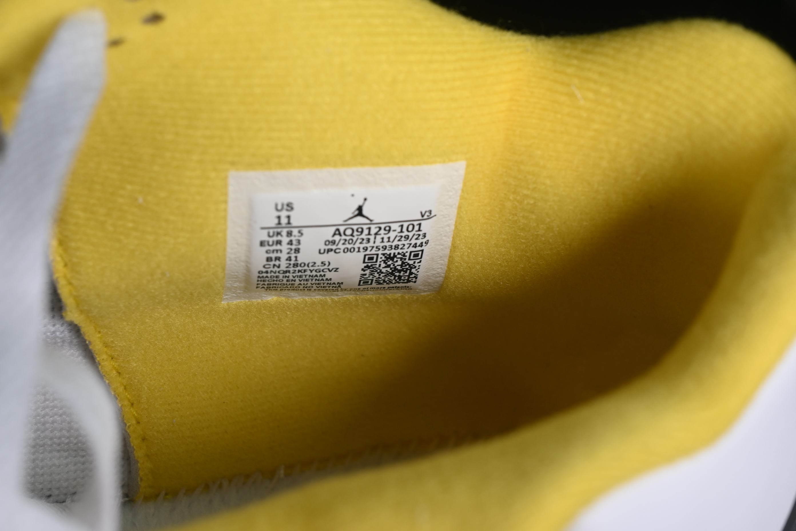 Nike Air Jordan 4 Retro Vivid Sulfur Sneakers - AQ9129-101