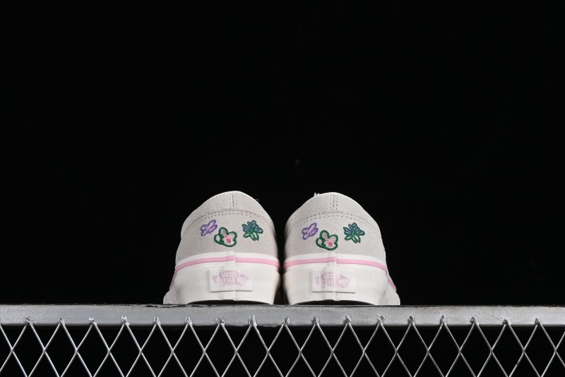 Vans Style 36 Low-Top Skate Shoes with Embroidered Details in Cream - VN000CRPGRN