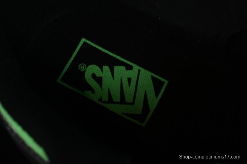 Vans Classics Knu Skool Retro Sneakers with Thickened Tongue and Enlarged Toe - VN0009QCSWE