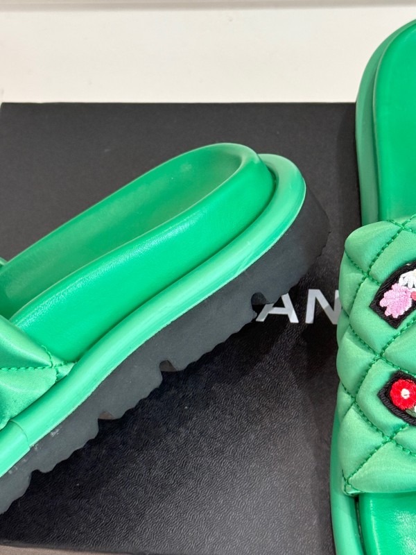 2025 Women Chanel Green Quilted Leather Slippers Embroidered LY00360