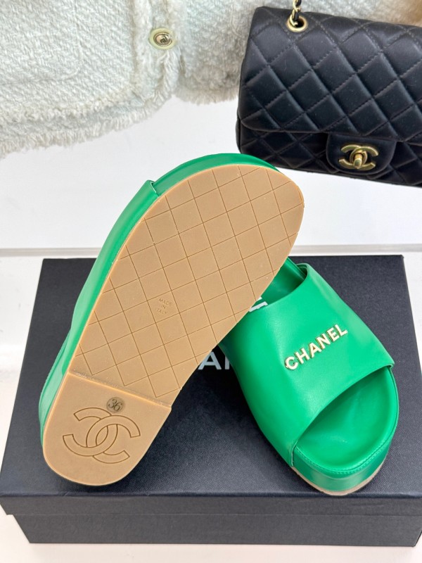 2025 Slippers Chanel Green Leather Slippers