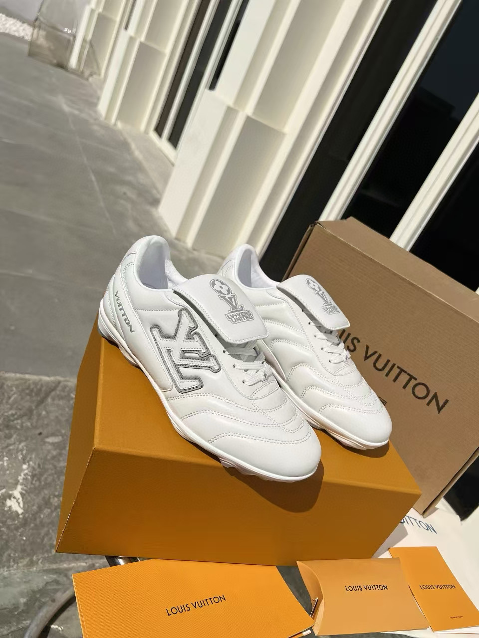2025 Unisex Louis Vuitton White Leather Sneakers MJ00380
