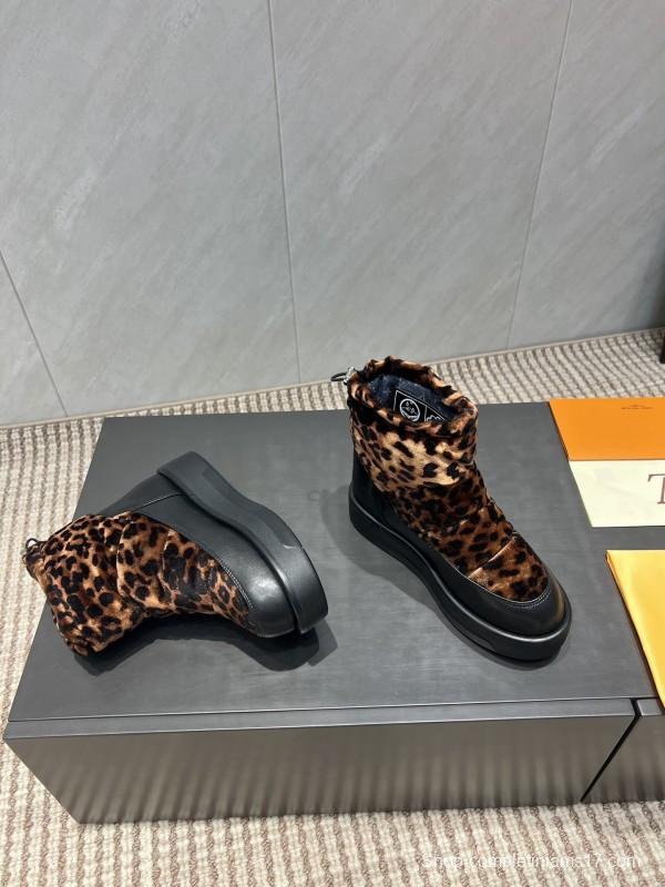 Louis Vuitton Fall/Winter 2025 Snow Boots with Round Toe and Thick Sole - KFY00310